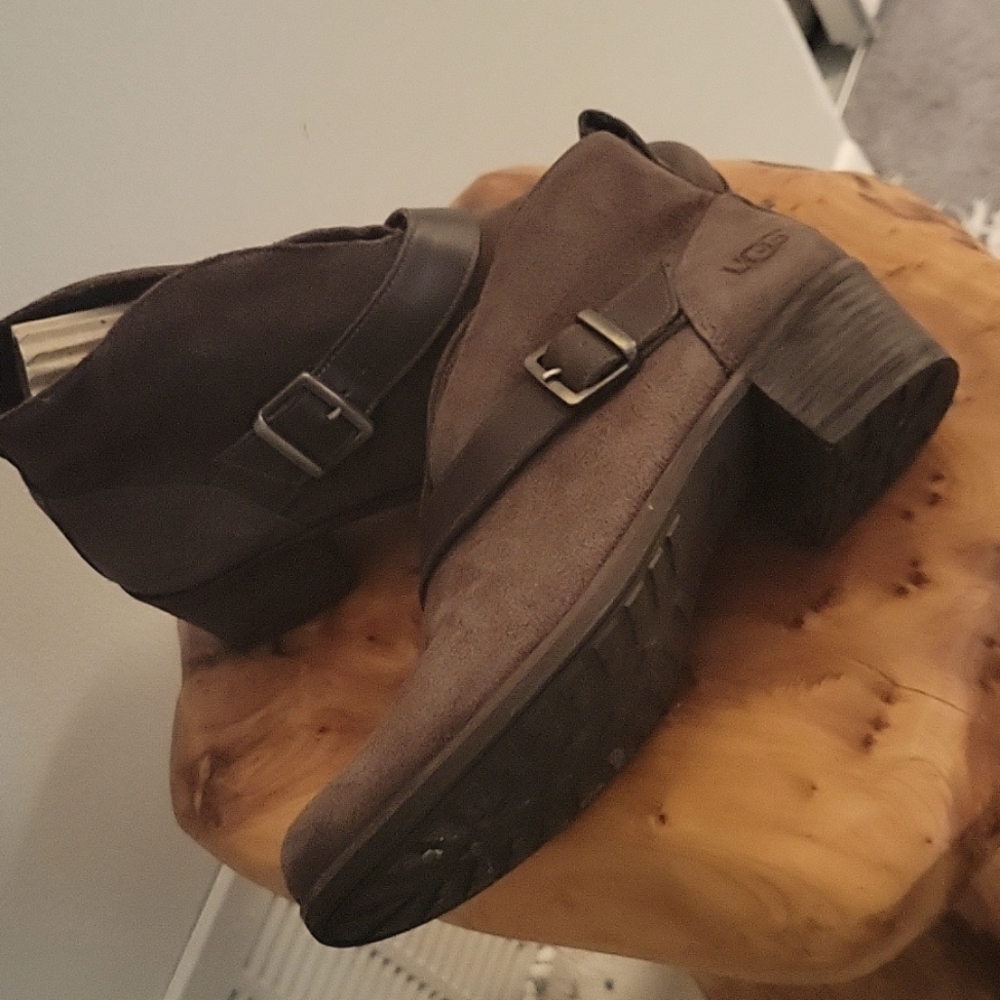 UGG Australia Brown Sheepskin womans short Boots sz7